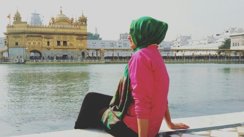 Met gierende banden…